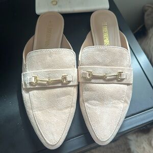 Pointed Flats. Women’s size 9.